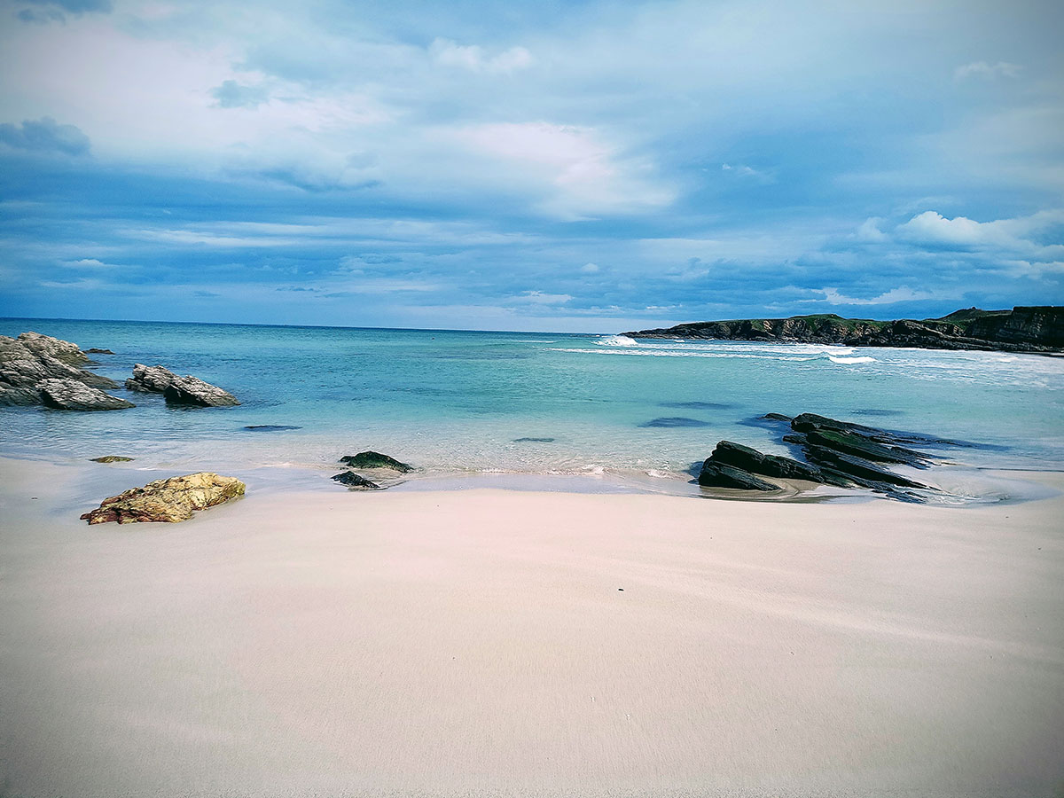 A muy poca distancia del parque, está el concello de Barrieros, famoso entre otras cosas, por sus playas espectaculares. En este enlace podréis acceder a la oficina de turismo de Barreiros, con muchísima información para descubrir sus maravillas. https://www.concellodebarreiros.gal/es
