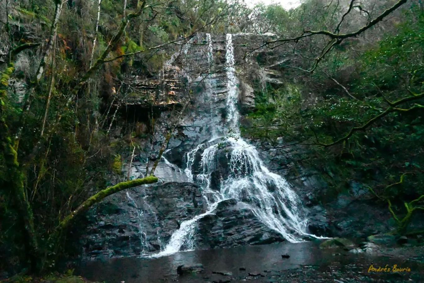 Pero no todo son  playas en Barreiros, también hay parajes espectaculares en sus montes, como la cascada de San Estevo.