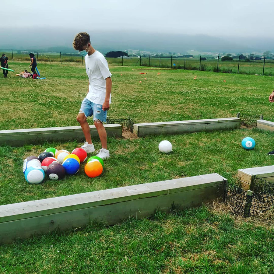 Dos campos de billar de pie, con el mismo funcionamiento que un billar pero adaptado para jugar con los pies.