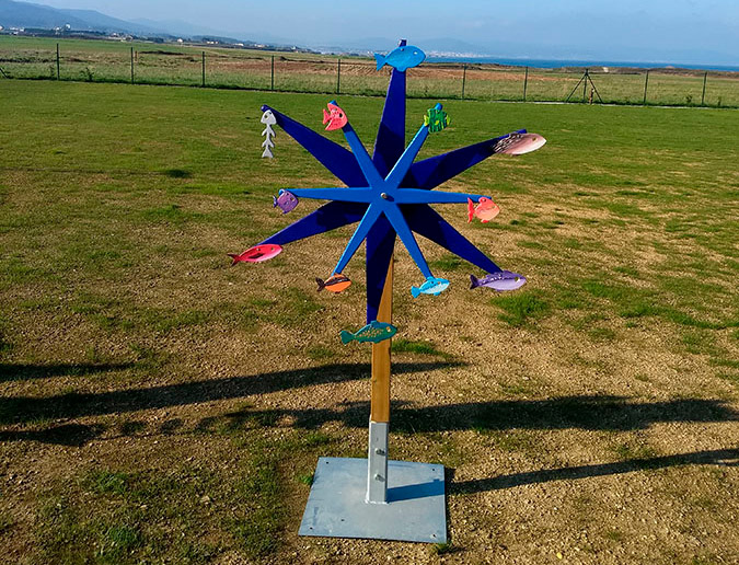 Juego pesca pesca. Pondrá a prueba tu destreza para atrapar con la caña los peces situados en la rosa de los vientos. Mucho más difícil de lo que imaginas.