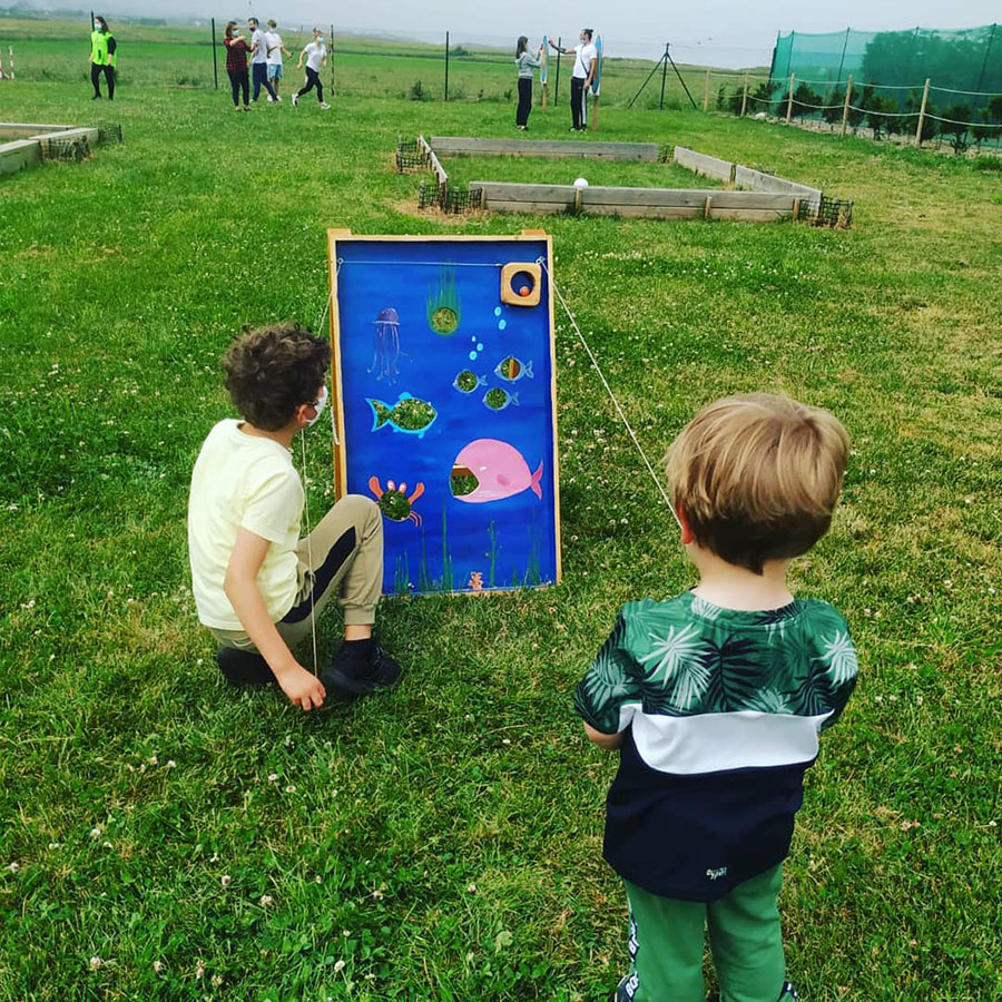 El salva pez consiste en ir guiando una bolita con unas cuerdas y esquivando multitud de trampas hasta llegar a la parte superior del  tablero. Tenemos varios de diferentes dificultades según las edades.