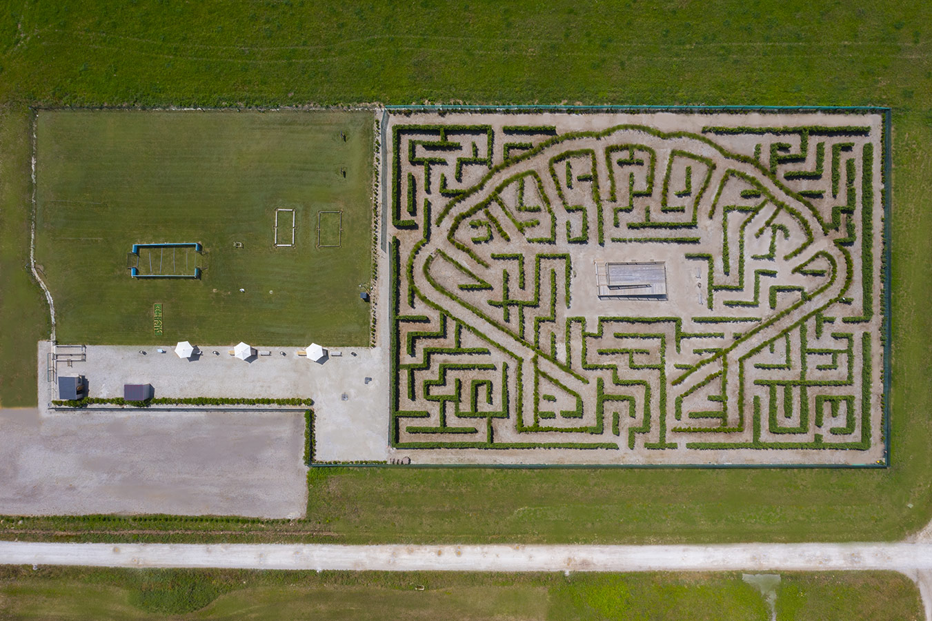 Vista del parque completo, con la zona de juegos, desde más altura.