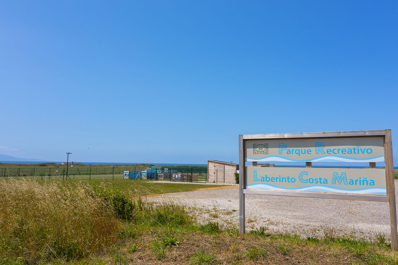 Siguiendo los carteles indicativos, llegaréis a la entrada del parque, con dos aparcamientos, uno más grande justo enfrente del cartel y otro entrando en el recinto.