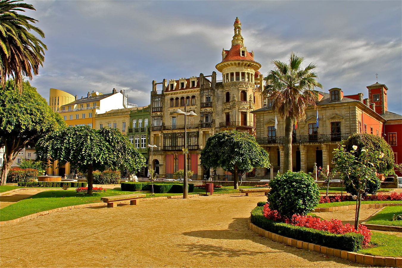 Ribadeo es una auténtica joya. Su gastronomía, el casco antiguo, la ría, el puerto deportivo, la montaña, sus playas y un sinfín de lugares y experiencias que no te dejarán indiferente. En la oficina de turismo http://turismo.ribadeo.gal/ puedes encontrar mucha información. Nosotros aquí  destacamos una pequeña parte, para animarte a investigar.