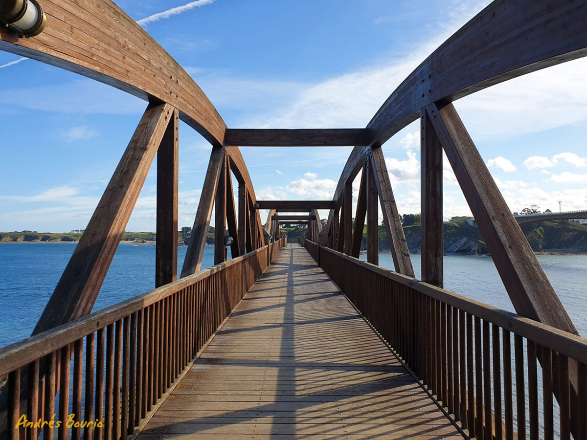 El cargadoiro de adentra en la ría, a gran altura y de ahí su  posición privilegiada para contemplarla.