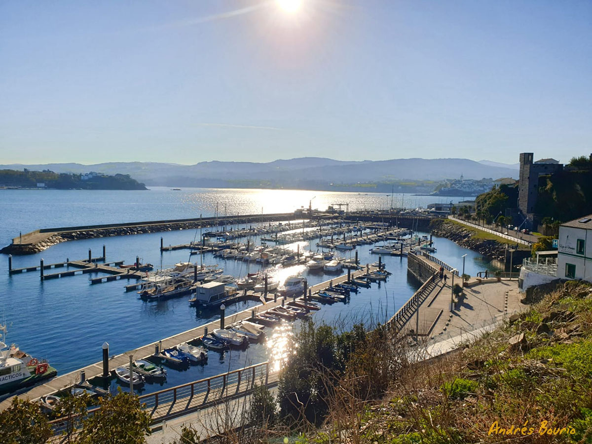 En el Puerto deportivo también puedes encontrar estupendos sitios donde comer o tomar algo.