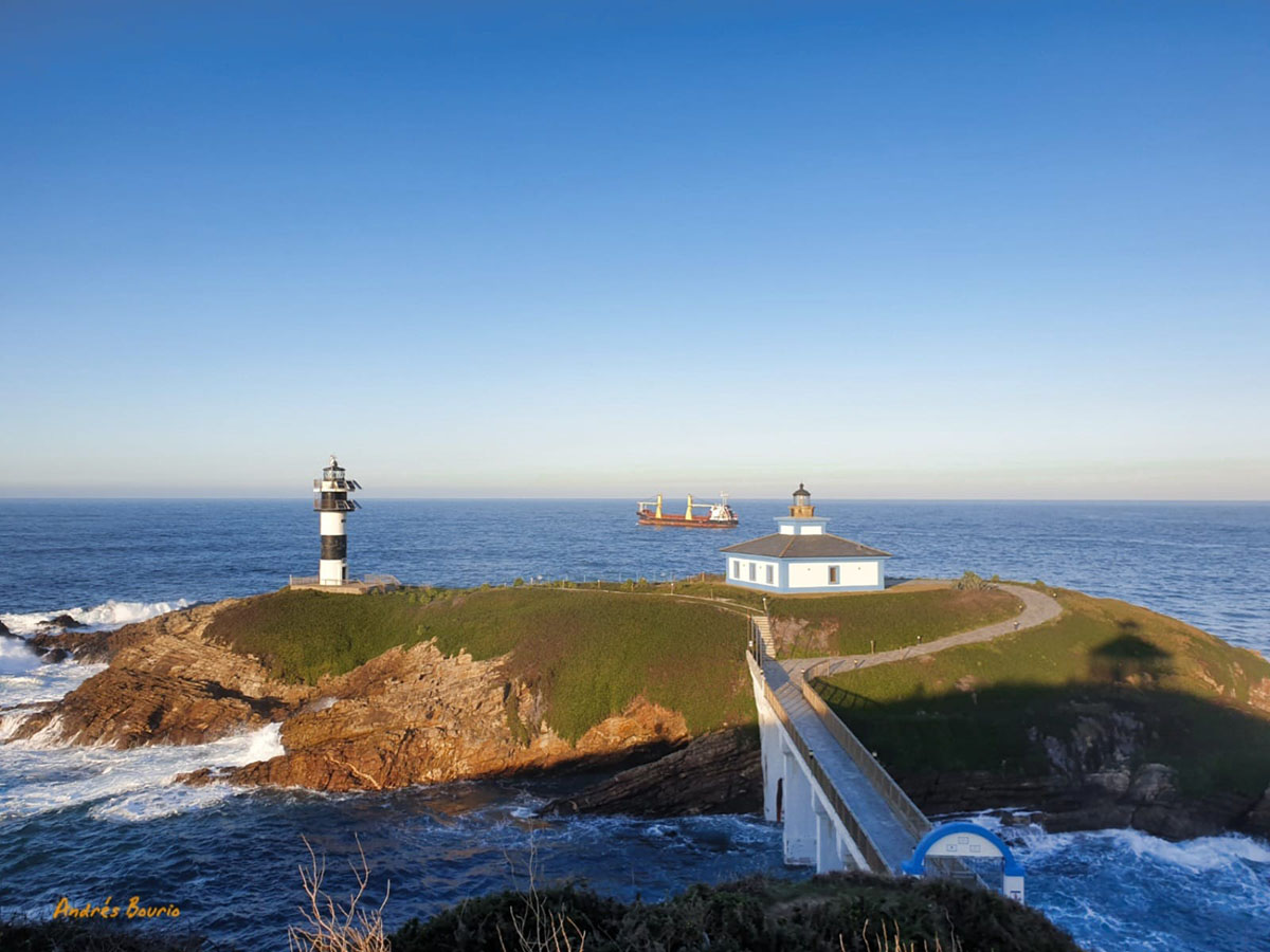 Un fantástico paseo sería desde el Puerto, subiendo las escaleras, llegarás hasta el cargadoiro y fuerte San Damián y desde ahí, un precioso paseo marítimo perfectamente acondicionado que te llevará hasta el Faro de Illa Pancha.