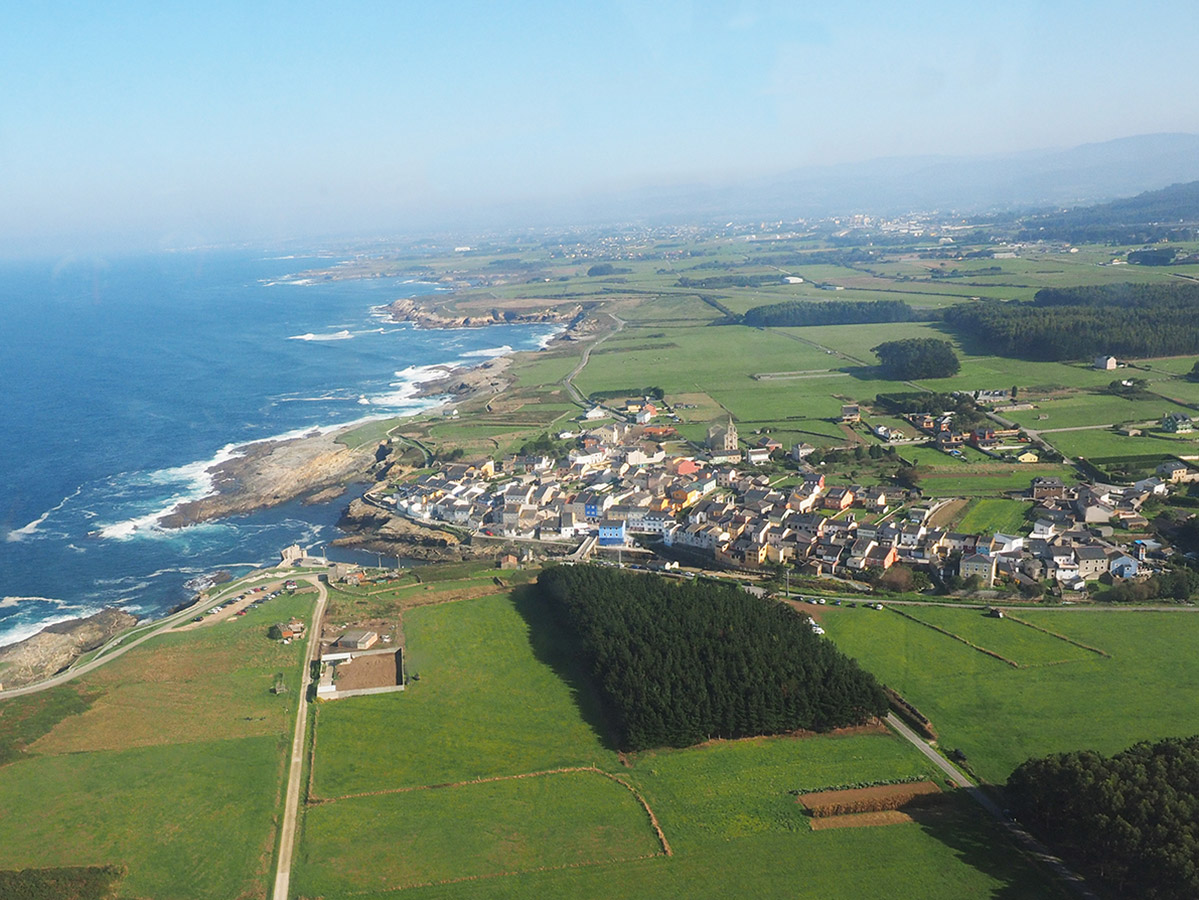 El Parque está situado en Rinlo, un pequeño y pintoresco pueblo de tradición marinera, historia de percebeiros y mariscadores, con más de 500 años de historia. Antiguo  puerto  ballenero, construido al igual que las cetáreas, aprovechando las rocas escarpadas. Formado por auténticas casa marineras en las que en algunos días de temporal, el mar rompe prácticamente sobre sus fachadas y callejones estrechos que de repente te sacan al mar. Con un paseo marítimo que bordea el pueblo desde el que contemplar su precioso puerto y la característica costa cantábrica.