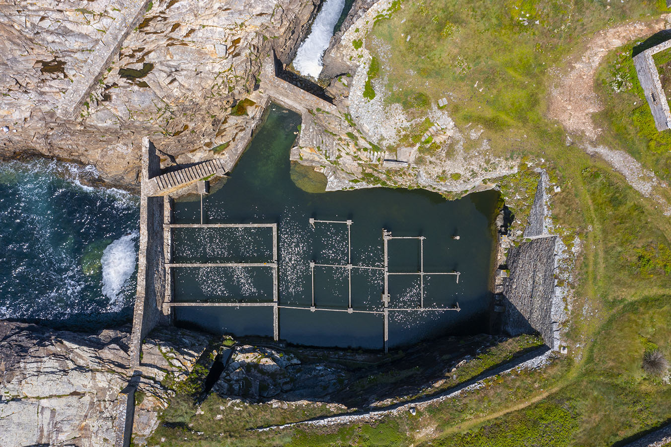 A muy escasos metros del Parque encontramos las antiguas cetáreas, una preciosa y sencilla ruta de un kilómetro aproximadamente que conecta las cetáreas.
