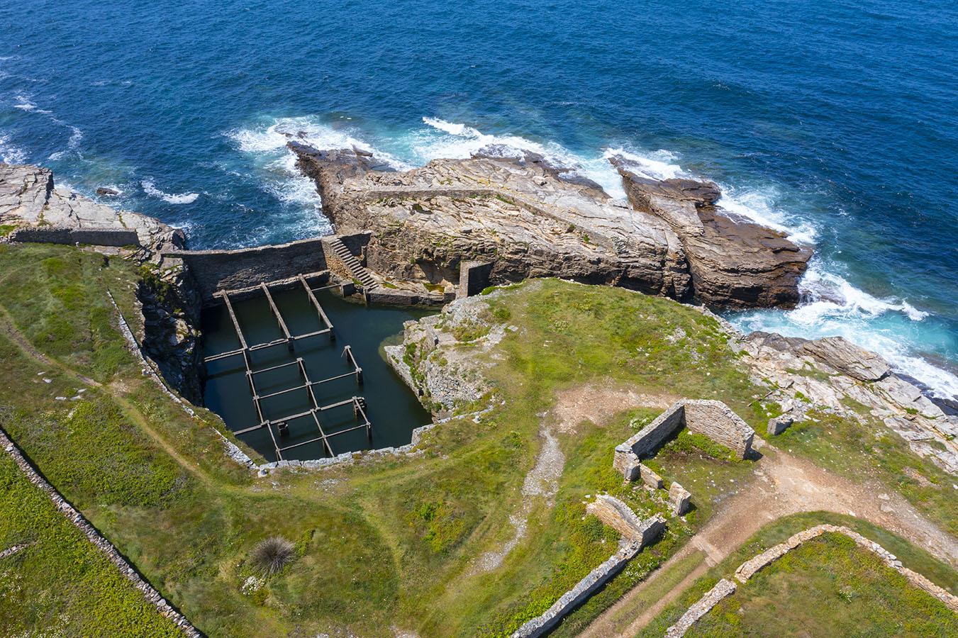 Fueron pioneras en mantener el marisco de esta forma, aprovechando la orografía de la costa.