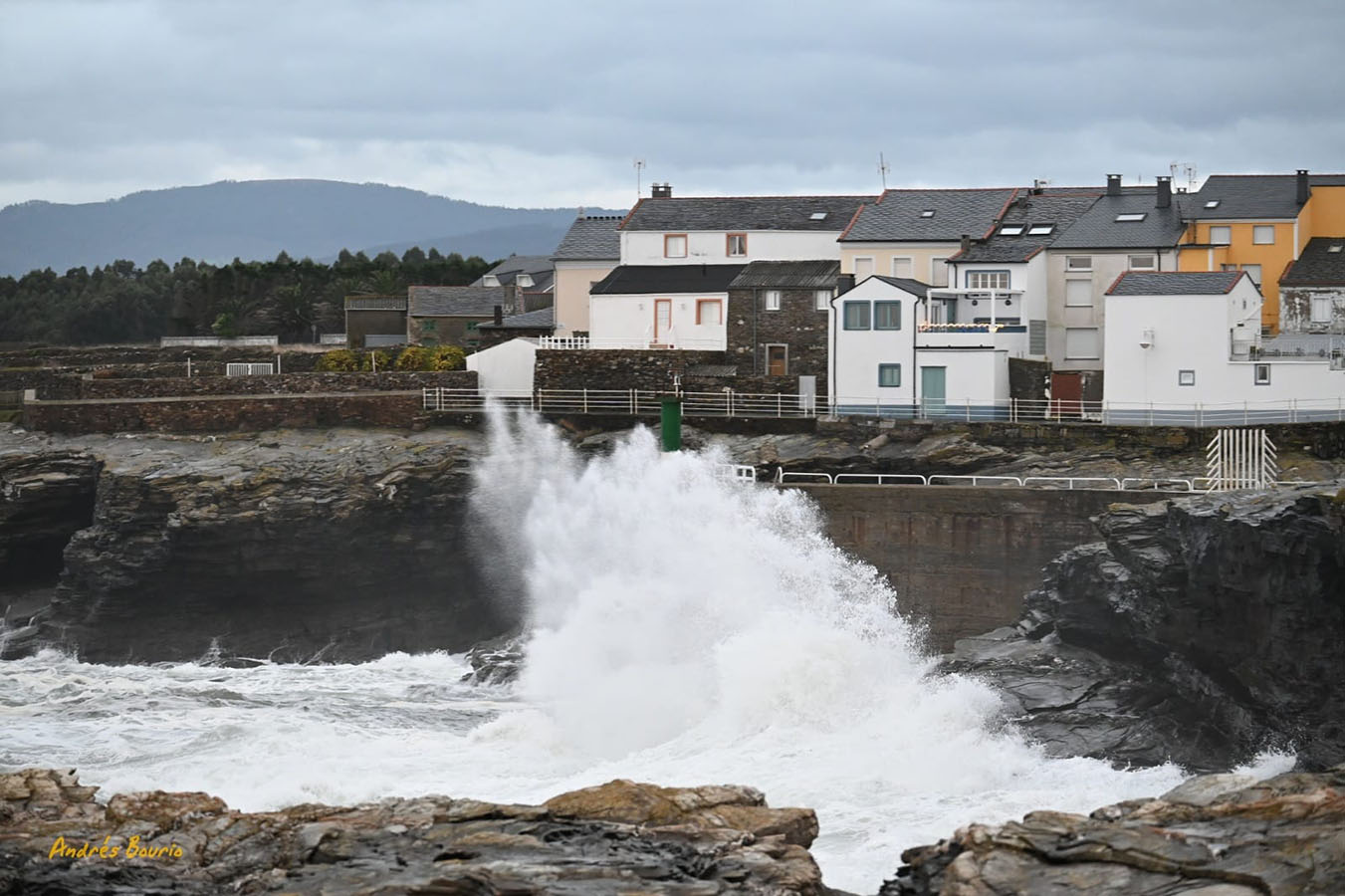 Los días de temporal, se puede disfrutar de unas vistas espectaculares del mar entrando con toda su fuerza en el puerto. Hay muchos sitios seguros desde los que contemplar la fuerza de la naturaleza en estado puro.