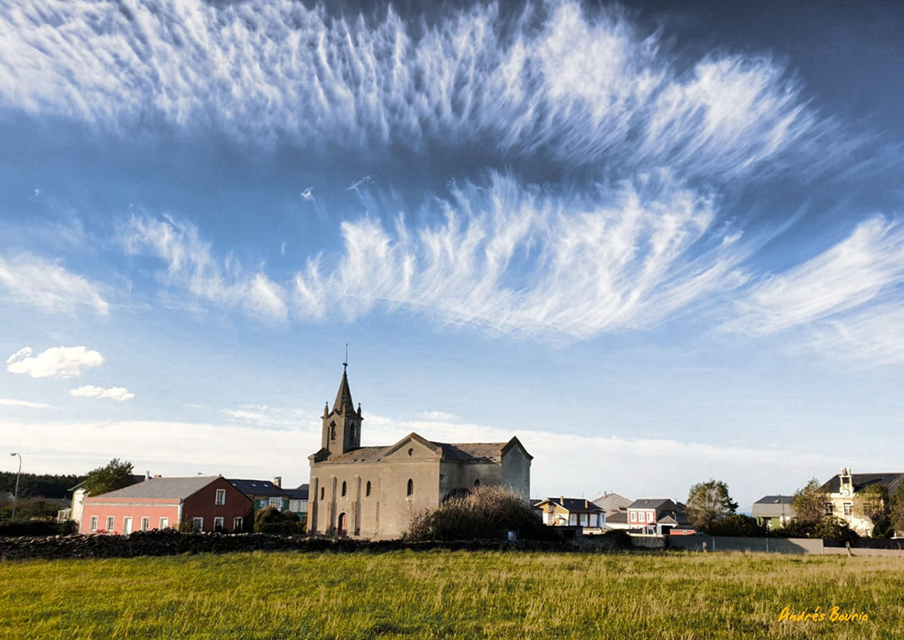 La curiosa iglesia de San Pedro, moderna pero con una construcción que tiene un halo de misterio y que corona la entrada al pueblo desde el interior.