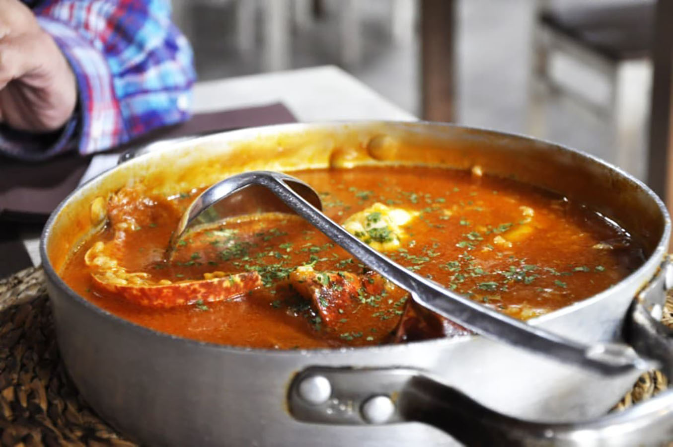 Que decir de los restaurantes que alberga el pueblo. Famosos por su arroz con bogavante, percebes y marisco, pero que ha ido creciendo en diversidad y se pueden degustar platos muy variados, fuera de sus clásicos y con una calidad extraordinaria.